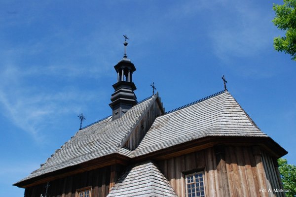 Kościół z Rogowa - Kościół przykrywa stromy dach krokwiowo – płatwiowy, kryty gontem