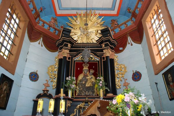 Kościół z Rogowa - Ołtarz główny z XVII-wiecznym obrazem Matki Bożej