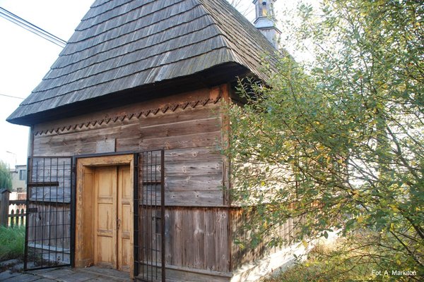Kaplica p.w. MB Częstochowskiej w Dyminach - Kaplica ma konstrukcję zrębową posadowiona na kamiennej podmurówceFot. A.Markiton