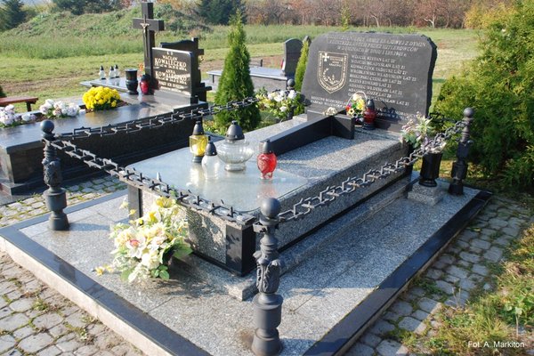 Kaplica p.w. MB Częstochowskiej w Dyminach - Grobowiec Żołnierzy Armii Krajowej na cmentarzu parafialnymFot. A.Markiton