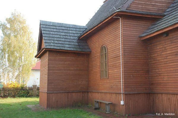 Wola Kopcowa - Kaplica p.w. św. Józefa Robotnika - Ściany pokryte są szalunkiem z poziomo ułożonych desekFot. A.Markiton
