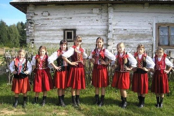 Zespół Małe Bielinianki - Przy zabytkowej Chałupie z XIX w. w Kakoninie Fot. Małgorzata Kusińska