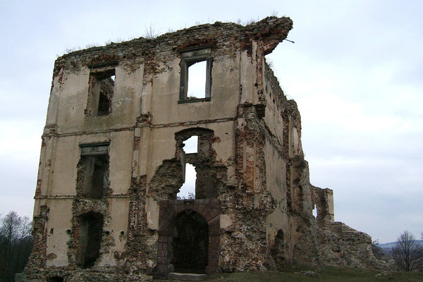Zamek w Bodzentynie - Trzykondygnacyjny gmach główny 