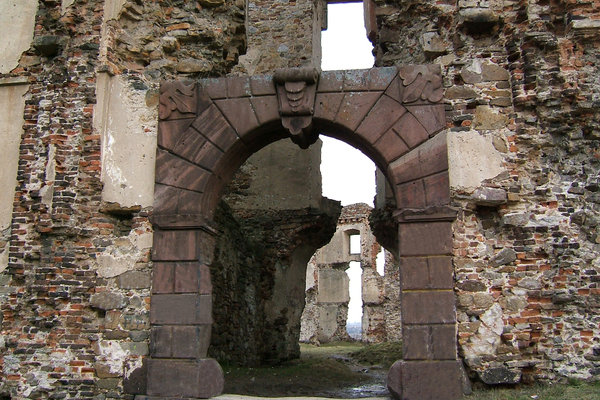 Zamek w Bodzentynie - Późnorenesansowy portal główny z czerwonego piaskowca 