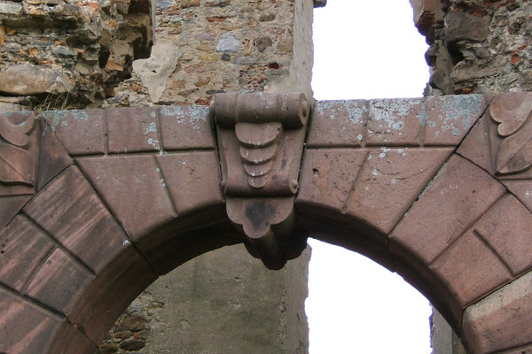 Zamek w Bodzentynie - Ciekawy zwornik w portalu głównym
