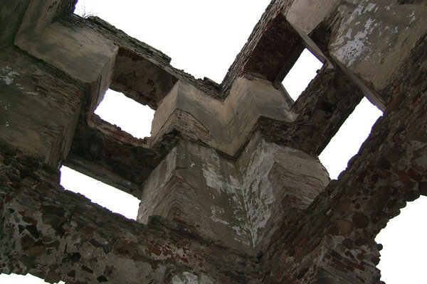 Zamek w Bodzentynie - Narożnik zamku z otworami okiennymi