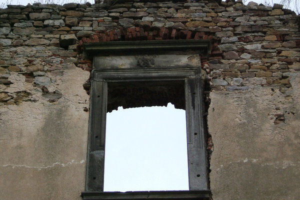 Zamek w Bodzentynie - Oryginalnie zachowane obramowanie renesansowego okna