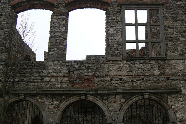 Ruiny pałacu w Podzamczu Piekoszowskim - Trójarkadowa loggia wejściowa