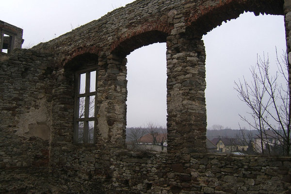 Ruiny pałacu w Podzamczu Piekoszowskim - Trzy wielkie okna sali reprezentacyjnej na piętrze 
