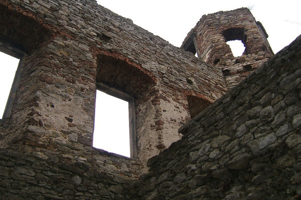 Ruiny pałacu w Podzamczu Piekoszowskim - Ceglane nadproża okienne