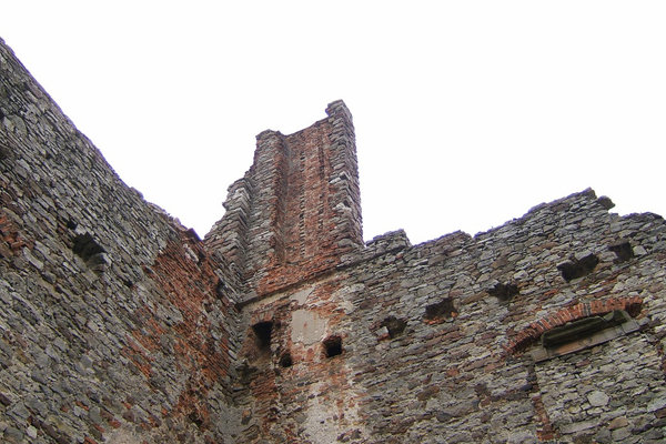 Ruiny pałacu w Podzamczu Piekoszowskim - Otwory po belkach stropowych