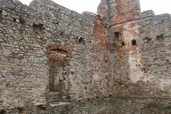 Ruiny pałacu w Podzamczu Piekoszowskim - Otwór drzwiowy prowadzący do wschodniej części piętra