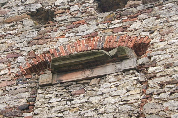 Ruiny pałacu w Podzamczu Piekoszowskim - Nadproże drzwiowe z fragmentem gzymsu