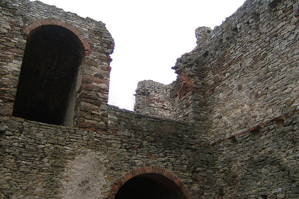 Ruiny pałacu w Podzamczu Piekoszowskim - Wyjście z klatki schodowej  na piętro