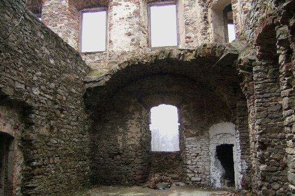 Ruiny pałacu w Podzamczu Piekoszowskim - Fragment zachowanego sklepienia kolebkowego