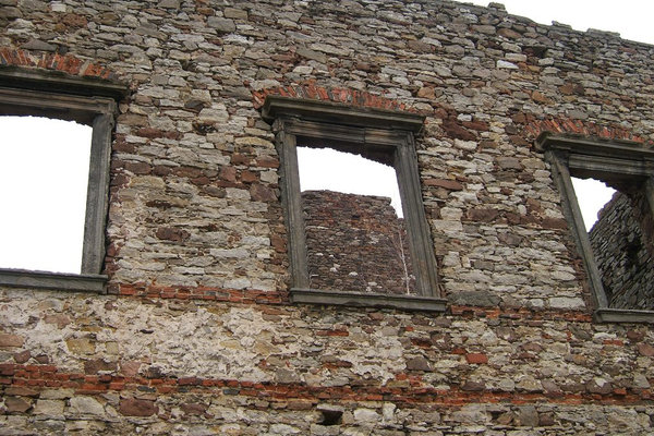 Ruiny pałacu w Podzamczu Piekoszowskim - Okna zaopatrzone były w parapety i gzymsy nadokienne