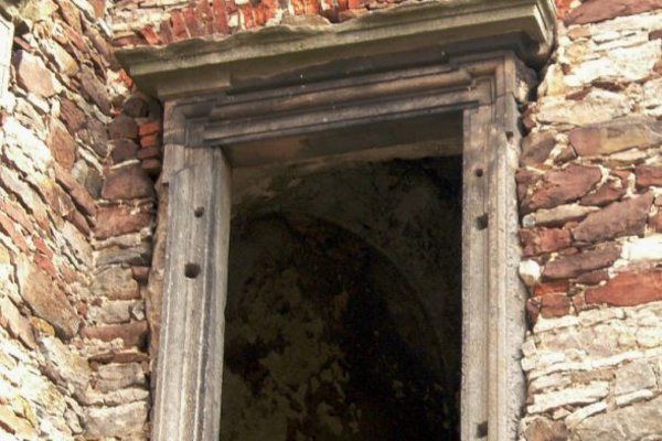Ruiny pałacu w Podzamczu Piekoszowskim - Bogato profilowane obramowanie okna