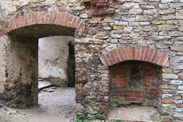 Ruiny pałacu w Podzamczu Piekoszowskim - Kominek w pomieszczeniu parteru