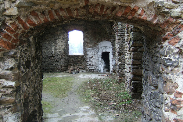 Ruiny pałacu w Podzamczu Piekoszowskim - Pomieszczenia części północnej - gospodarczej