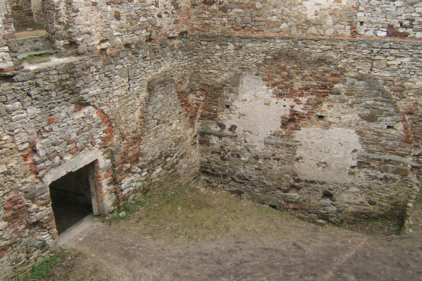 Ruiny pałacu w Podzamczu Piekoszowskim - Na ścianach zarysy sklepienia kolebkowego sieni