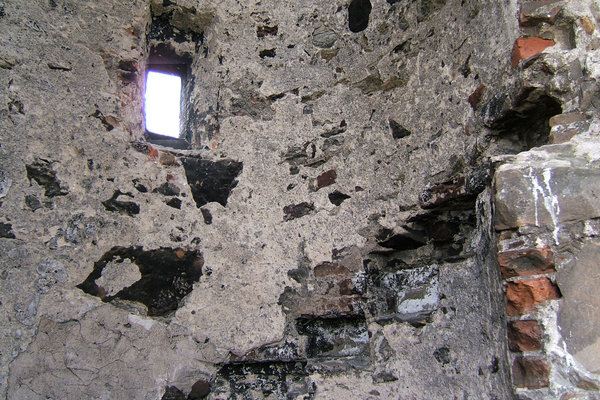 Ruiny pałacu w Podzamczu Piekoszowskim - Ślad w baszcie po schodach kręconych 