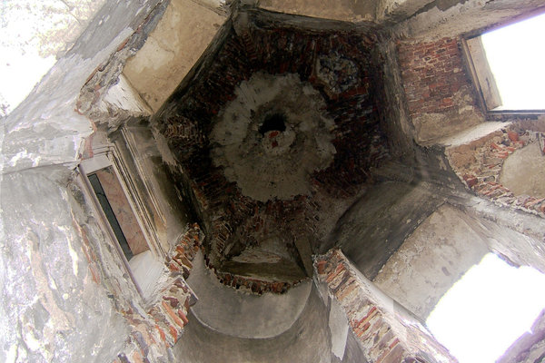 Ruiny pałacu w Podzamczu Piekoszowskim - Sklepienie baszty o sześciu promieniście zbiegających się lunetach