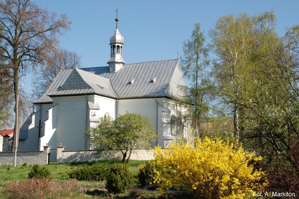 Sobków - Kościół Parafialny - Kościół wzniesiono na planie krzyża