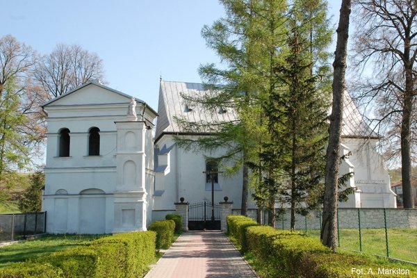 Sobków - Kościół Parafialny - Budowla jest orientowana