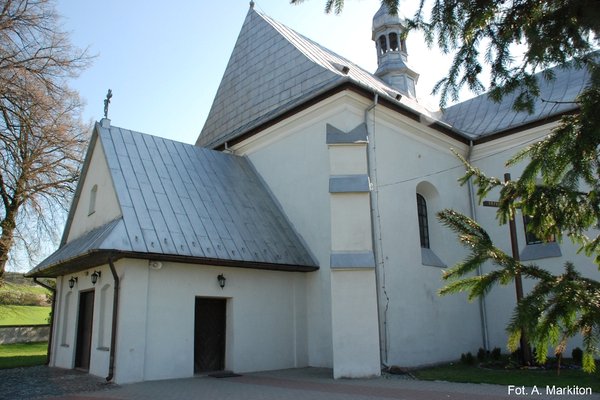 Sobków - Kościół Parafialny - Dobudowana przy nawie kruchta