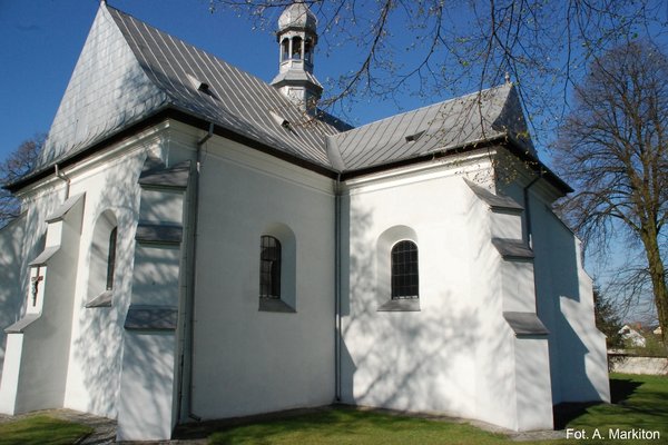 Sobków - Kościół Parafialny - Północna elewacja z kwadratową kaplicą