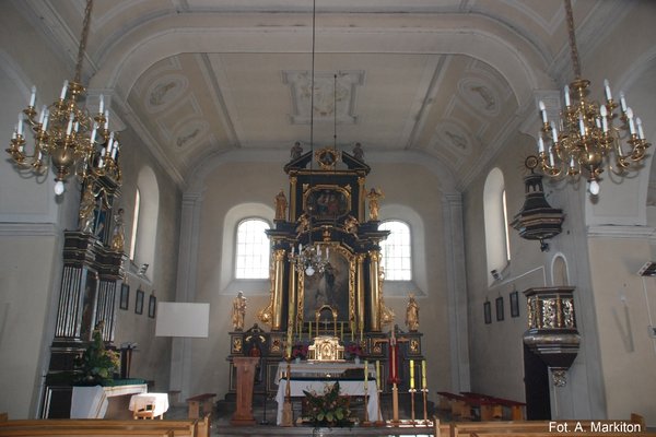 Sobków - Kościół Parafialny - Prezbiterium o takiej samej szerokości co nawa