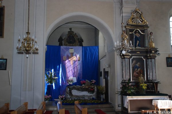 Sobków - Kościół Parafialny - Kaplice otwarte są do nawy arkadami