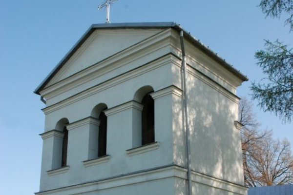 Sobków - Kościół Parafialny - Murowana dzwonnica z trójkątnym szczytem