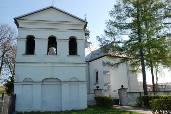 Sobków - Kościół Parafialny - Arkadowe otwory dzwonnicy