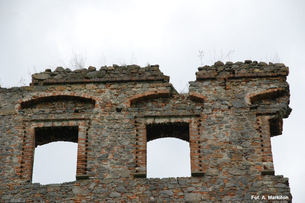 Międzygórz - Zamek - Zachowany fragment gzymsu z cegły przyciosywanej