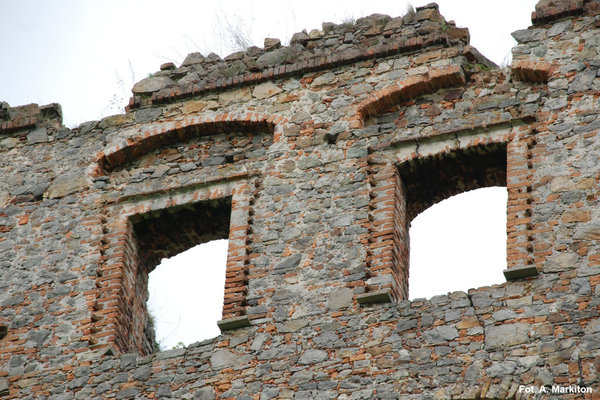 Międzygórz - Zamek - Doświetlenie piętra zapewniały prostokątne otwory okienne