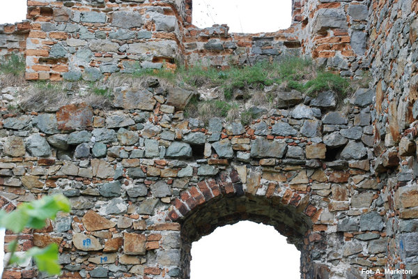Międzygórz - Zamek - Zachowane otwory po belkach stropowych