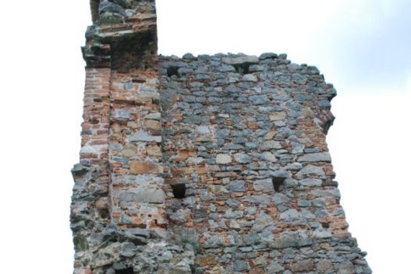 Międzygórz - Zamek - W murze występuje cegła i rozbiórkowe elementy ciosane