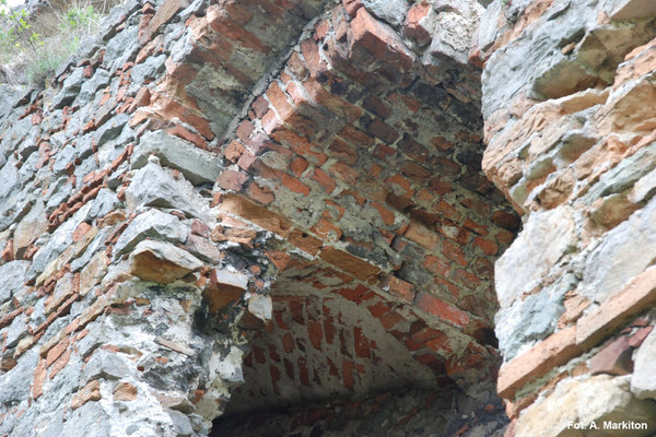 Międzygórz - Zamek - W konstrukcji muru zastosowano m.in. cegłę palcówkę