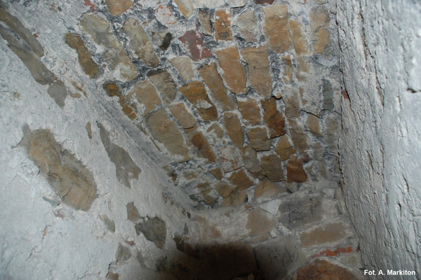 Międzygórz - Zamek - Zachowane fragmenty tynku w otworze