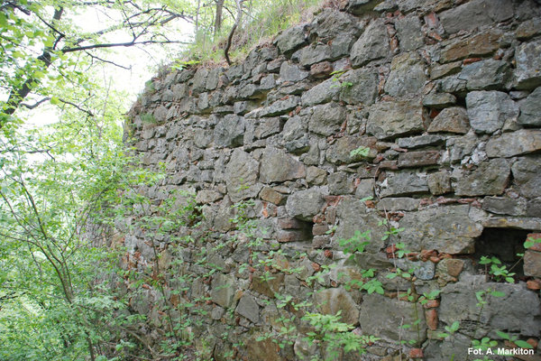 Międzygórz - Zamek - Narożnik murów zewnętrznych z kamienia łamanego