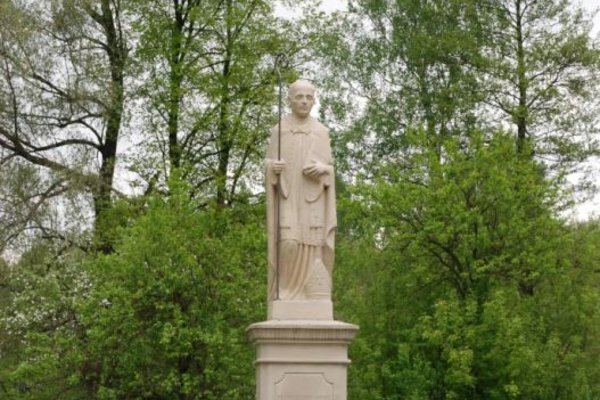 Karwów - Pomnik błogosławionego Wincentego Kadłubka