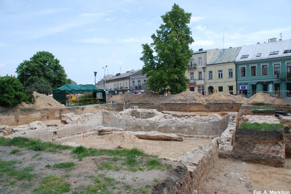 Ruiny pierwotnego ratusza - Zbudowany w 1 połowie XVI w.