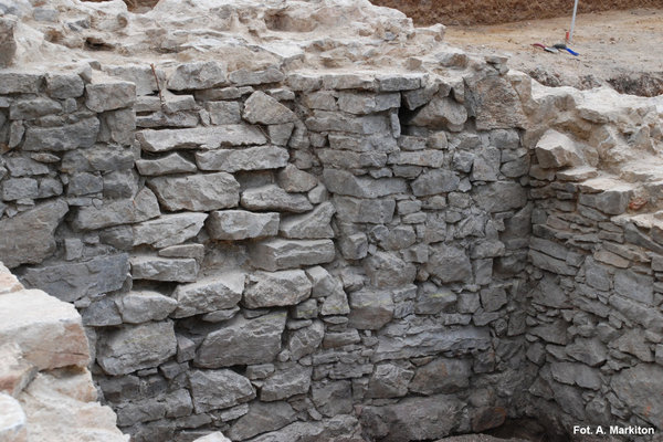 Ruiny pierwotnego ratusza - Fragment okna piwnicznego 