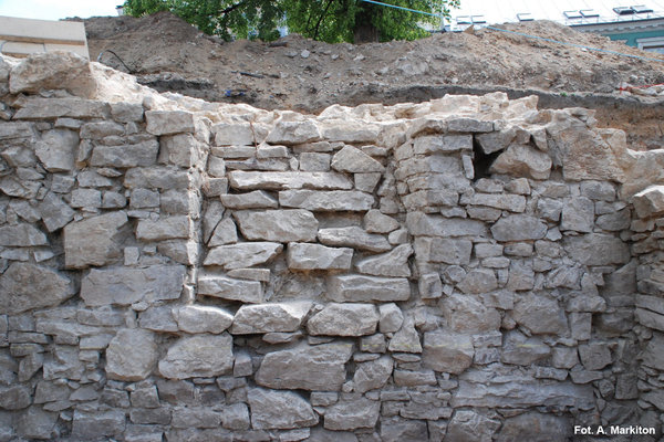 Ruiny pierwotnego ratusza - Fragment okna piwnicznego