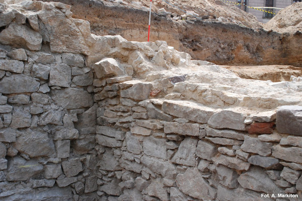 Ruiny pierwotnego ratusza - Zachowany fragment sklepiania kolebkowego piwnic 