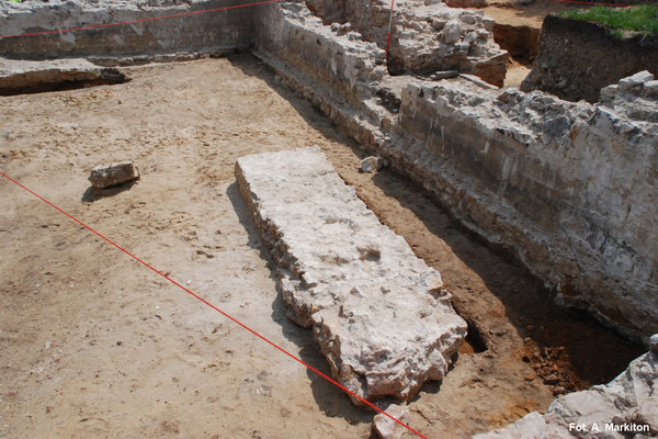 Ruiny pierwotnego ratusza - Fragment murów ratusza zachowany wewnątrz zbiornika