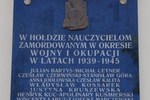 Tablica pamiątkowa poświęcona uczczeniu pamięci nauczycieli z Kielc pomordowanych i poległych w latach 1939-1945.