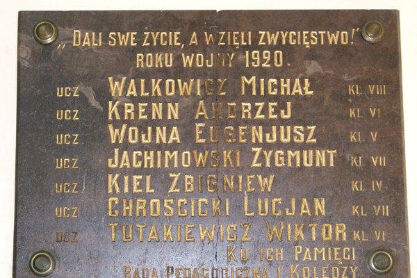 Kielce - ul. Śniadeckich 9 - Tablica poświęcona uczniom poległym 1920 r.
