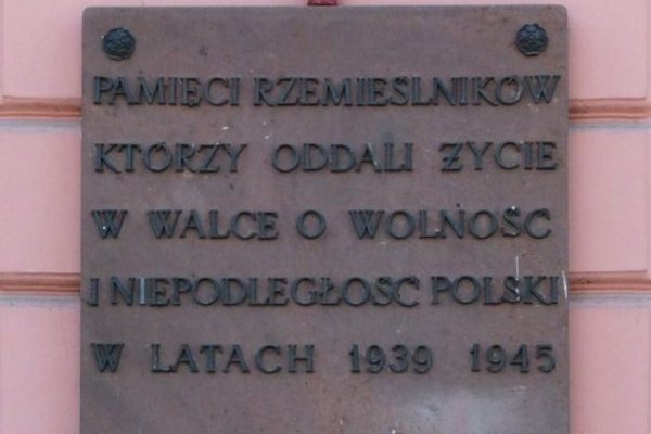 Kielce - Rynek 16 - Tablica poświęcona rzemieślnikom poległym i zamordowanym w latach 1939 - 1945